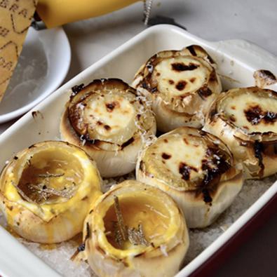 Stuffed onion with Grana Padano and black truffle